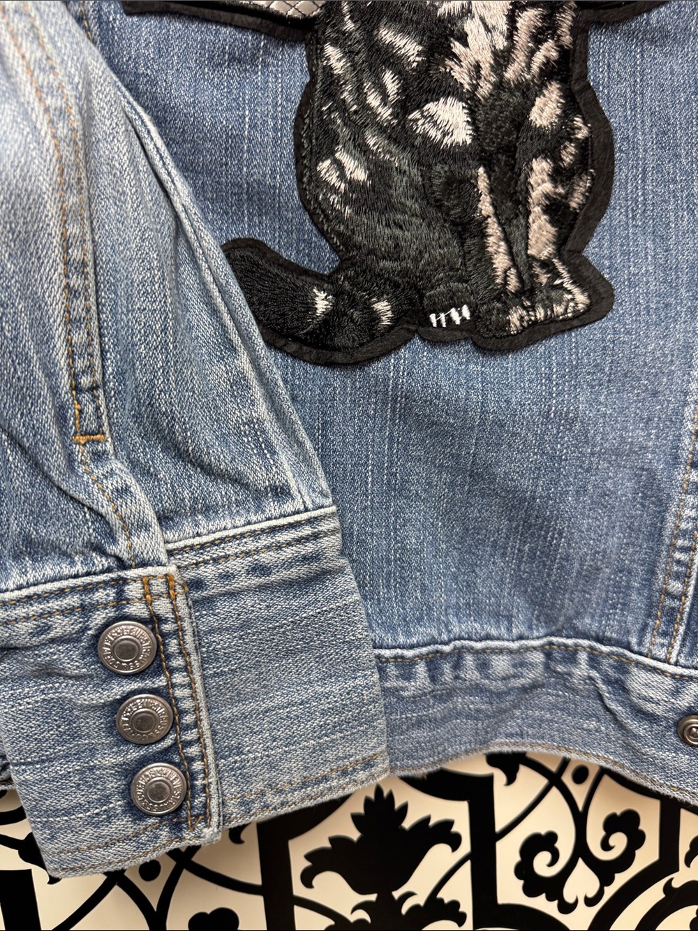 Vintage Levi's Blue Denim Jacket with Bat-Wing Tabby Cat Patch - Picture 8 of 11